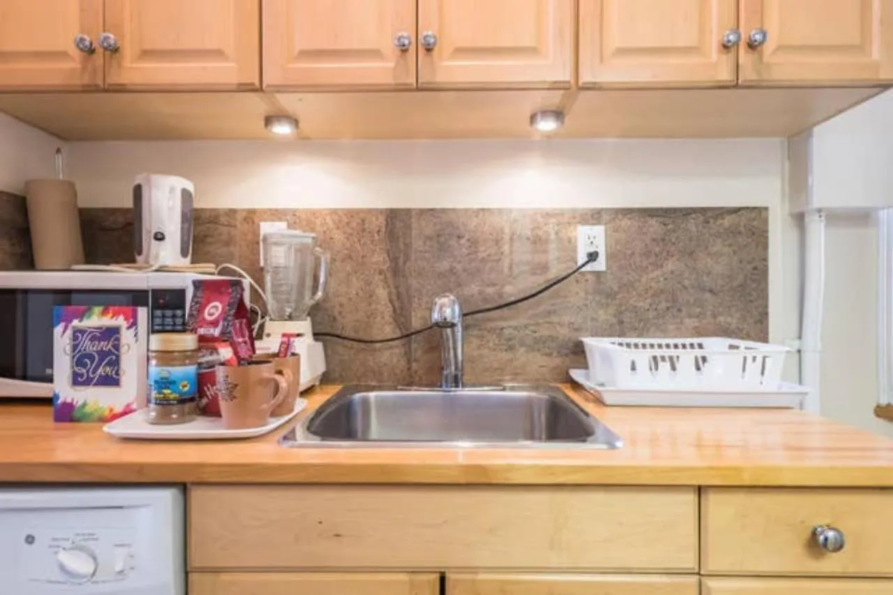 Spacious Bachelor Studio Apt Toronto